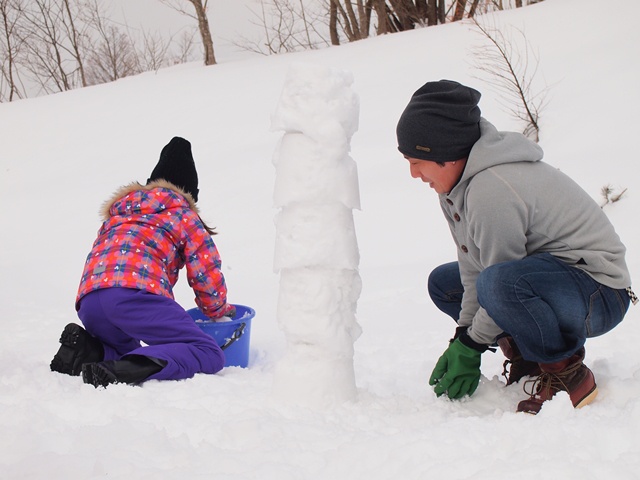 親子スノータワーの風景。親子で協力してどれだけ雪を高く積めるか競いました